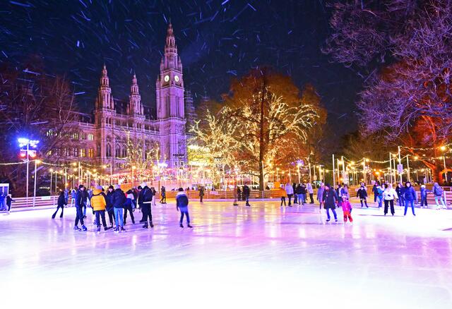 Der Wiener Eistraum am Rathausplatz brachte in der abgelaufenen Saison hervorragende Besucherzahlen. Insgesamt 700.000 Gäste trauten sich am Rathausplatz aufs Eis. | Foto: Stadt Wien Marketing/Christian Jobst