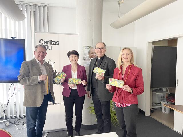 Haussammler Alois Gedl, Caritas-Direktorin Elisabeth Rathgeb, Bischof Hermann und Haussammlerin Rosa Bramböck. (v.l.) | Foto: Rebeiz
