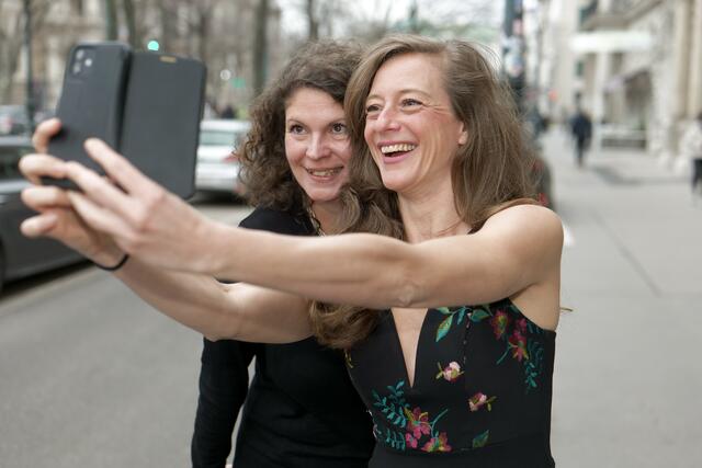 Moderatorin Mel Merio (rechts) und die Nikki Gretz-Blanckenstein, Print-Chefredakteurin der RegionalMedien Wien, suchen wieder 23 Wiener Heldinnen. | Foto: Maximilian Spitzauer/RMW