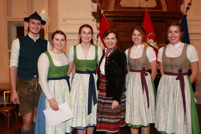 Landtagspräsidentin Brigitta Pallauf mit dsen Preisträgern bei den Volksmusikensembles, der Wimmbacher Musi und den Geschwistern Eder. | Foto: Land Salzburg/Franz Neumayr
