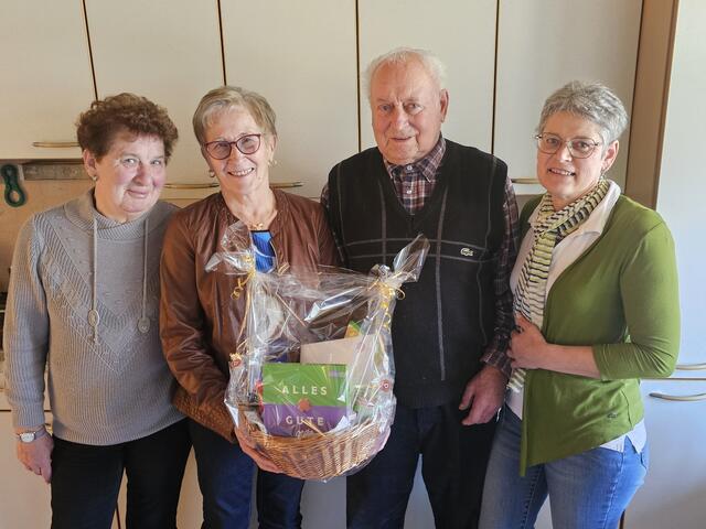 Inge Kapeller und Gerda Prinz, Inge Kapeller, Jubilar Josef Gassalik und seine Tochter Martina Hiesel (v.l.) | Foto: Pensionistenverband Vitis