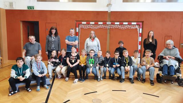 Kinder der dritten Klassen und Mitglieder der Selbsthilfegruppe ANDERS:
Silke Kropacek, Birgit Miksche, Carina Grimus, Josef Starkl, Alexander Grimus, Klaus Kröpfl, Yunusov Ruslan | Foto: VS Großdietmanns