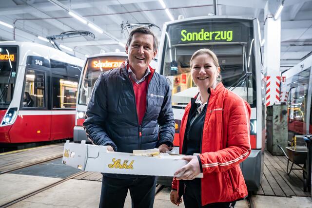 Hanke freut's: Die Wiener Linien-Bilanzzahlen könne sich trotz Krise und Personalmangel sehen lassen. Hier gemeinsam mit Susanne Svejda, Leiterin des Fahrbetriebs der Wiener Linien. | Foto: Tobias Holzer