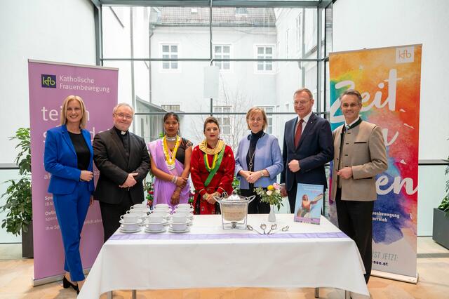 Von links: Michaela Leppen (Leiterin Team Frauen, Diözese Linz / kfb oö), Generalvikar Severin Lederhilger, Sunita Chaudhary und Januka Khatiwoda (Social Work Institute in Nepal), Paula Wintereder (ehrenamtliche Vorsitzende der Kath. Frauenbewegung in OÖ), Landeshauptmann Thomas Stelzer, Wolfgang Falkensteiner (Direktor Tourismusschulen Bad Ischl). | Foto: Thomas Markowetz