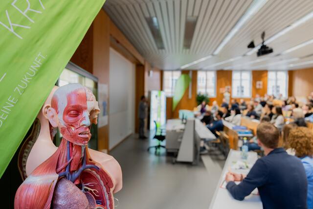 Bislang hat die SALK-Pflegeschule schon 600 Pflegefach-Assistenten ausgebildet, womit sie wesentlich dazu beiträgt, dass Salzburg mit 12,9 Pflegekräften pro 1000 Einwohnern die größte Dichte an Pflegepersonen österreichweit hat. | Foto: SALK/Bernhofer