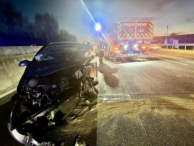 Die Stadtfeuerwehren Haag und St. Valentin wurden zu einem schweren Verkehrsunfall auf der Westautobahn bei Haag alarmiert.  | Foto: Bfkdo Amstetten / FF Haag