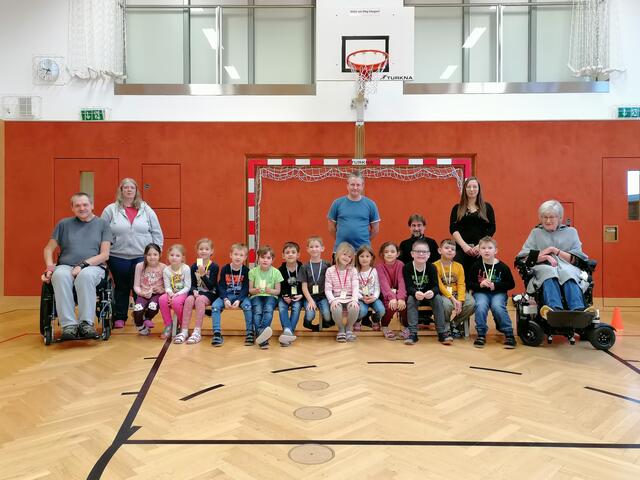 Kinder der 1b und Mitglieder der Selbsthilfegruppe ANDERS:
Silke Kropacek, Birgit Miksche, Carina Grimus, Josef Starkl, Alexander Grimus, Klaus Kröpfl, Yunusov Ruslan | Foto: VS Großdietmanns