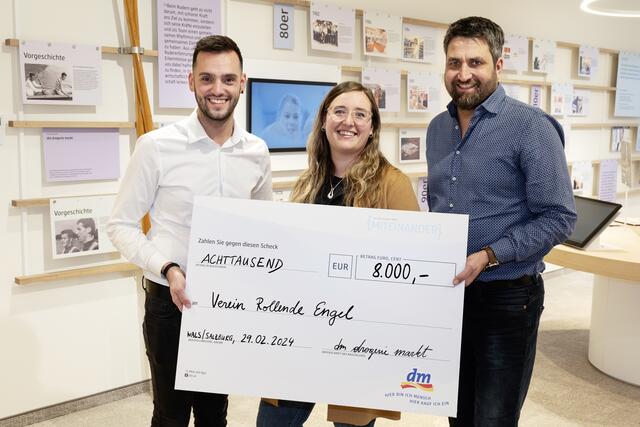 DM-Betriebsrat Maximilian Rainer (rechts) mit Ilija Marsic und Ines Schmiderer aus dem Ressort Finanzen + Controlling, die die interne Spendensammelaktion gemeinsam mit Kollegen organisiert sowie abgewickelt haben. | Foto: dm/michael preschl photography