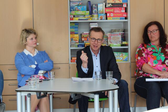 NaBe-Leiterin Elisabeth Reisinger, Peter Leeb (ISK), Direktorin Barbara Aschauer (v. li.) | Foto: Ulrike Plank/BezirksRundSchau
