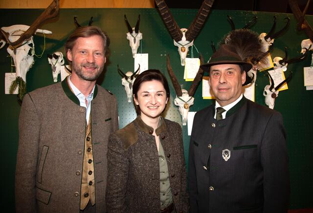v.l. Landesjägermeister Max Mayr Melnhof, Landeshauptmann-Stellvertreterin Marlene Svazek und Bezirksjägermeister Johann Sulzberger | Foto: Land Salzburg / Franz Neumayr