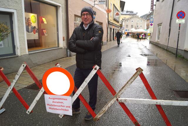Bürgermeister Alexander Stangassinger sperrte den Durchzugsverkehr.