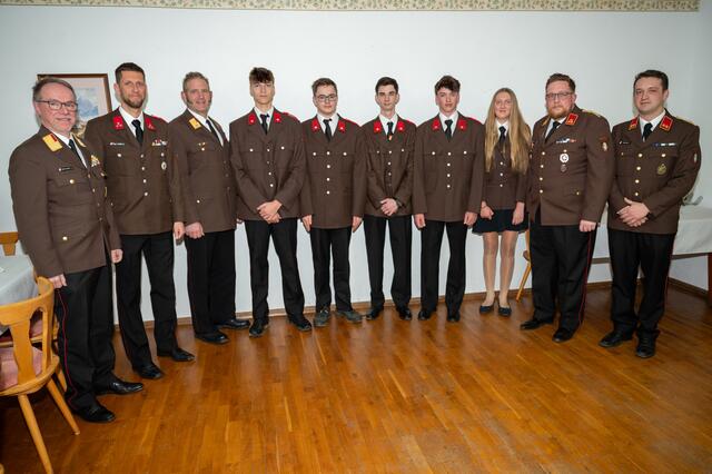 Im Rahmen der 122. Wehrversammlung wurden vier Jugendmitglieder der Freiwilligen Feuerwehr Wald in den Aktivstand angelobt.  | Foto: BFV-Leoben/Riemelmoser