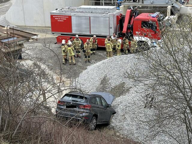 Das Auto dürfte sich im toten Winkel eines LKWs befunden haben und wurde so in den angrenzenden Graben gestossen.  | Foto: ZOOM.Tirol