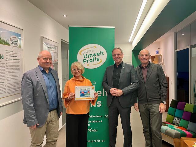 Preisübergabe im Rahmen der ASZ-Kundenbefragung, von links: Christian Ehrengruber (Geschäftsführer LAVU GmbH), Klaudia Gringer (Gewinnerin), Bgm. Roland Wohlmuth (Vorsitzender OÖ LAV), Thomas Anderer (Geschäftsführer OÖ LAV).  | Foto: OÖ. LAV