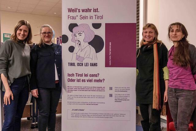 Moderatorin Claudia Pacher, Marina Bunte, Hannah Rederlechner und Eveyln Mages v.l. eröffneten mit ihrer Gesprächsrunde die Ausstellung. | Foto: Frauen* im Brennpunkt / Sophie Schubert