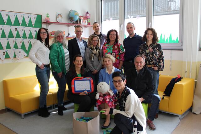 Freizeitpädagoginnen Elke Mitis und Doris Hametner, Peter Leeb, Wirt Wolfgang Pillgrab, Direktorin Barbara Aschauer, Lehrer Christian Zellinger, Mutter Sandra Leuchtenmüller. Vorne: Bürgermeisterin Kerstin Suchan-Mayr, NaBe-Leiterin Elisabeth Reisinger, Stadträtin Andrea Prohaska und Klaus Ruttenstock (Obmann ASK St. Valentin.) | Foto: Ulrike Plank/BezirksRundSchau