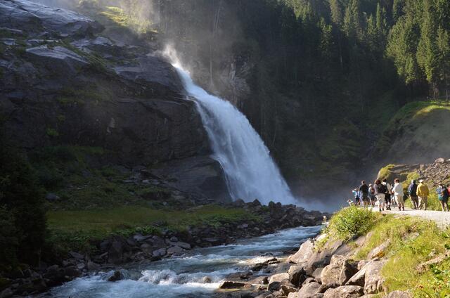 Eine Salzburger Fachjury wird somit darüber entscheiden, welche drei heimischen Initiativen es in die überregionale Auswahl schaffen. Im Bild: Die Krimmler Wasserfälle sind einer von vielen touristischen Magneten des Salzburger Landes.  | Foto: Land Salzburg/Otto Wieser