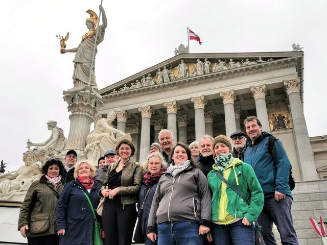 NR Elisabeth Götze, Bezirkssprecher STR Christian Schrefel, STR Martina Pürkl und Grüne Besucher*innen | Foto: Thomas Falch