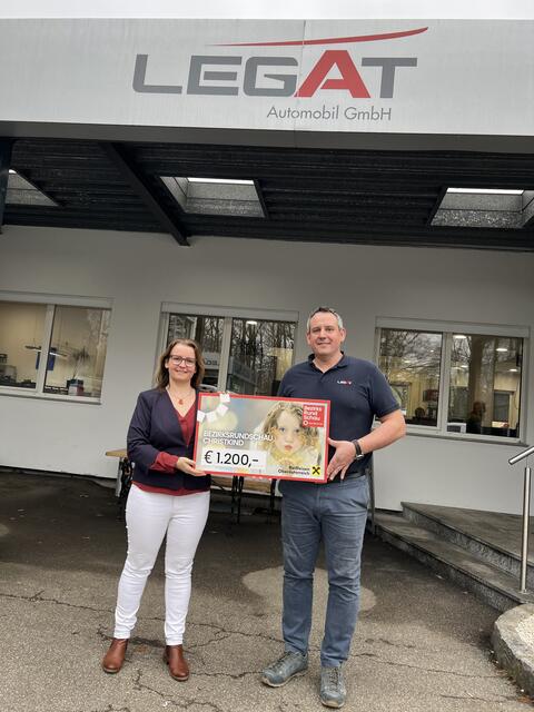 Fabian Legat übereichte den Scheck an Gabriele Mayr, Verkaufsassistentin bei der BezirksRundSchau. | Foto: Schneider