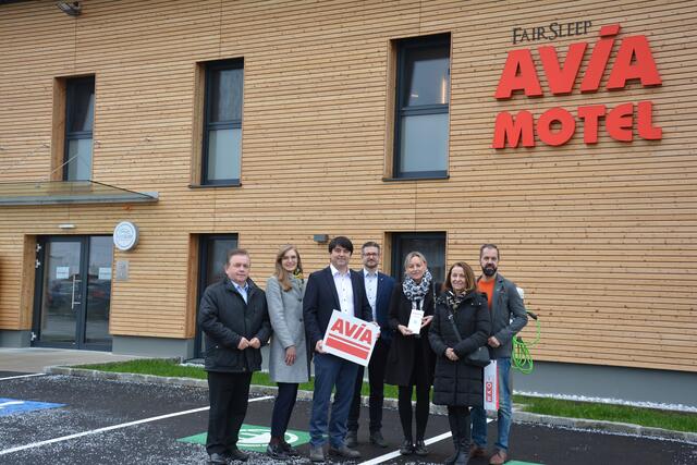 Das neue AVIA Motel wurde eröffnet, im Bild: Bürgermeister LAbg. ÖkR Franz Mold, Mag. Dorothea Albrechtsberger (Bezirkshauptmannschaft), Mag.(FH) Thomas Traxler, Ing. Markus Neunteufl (Fa. Leyrer + Graf), Monika Prinz (Tourismusbüro), Stadträtin KommR Anne Blauensteiner MA und Mag. Mario Müller-Kaas (Wirtschaftskammer). | Foto: Stadtgemeinde Zwettl