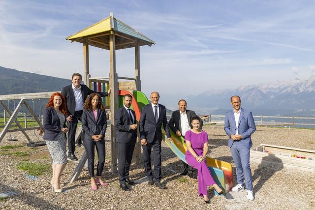 Vor einem halben Jahr beschloss die Tiroler Landesregierung bei der Herbstklausur am Weerberg die Umsetzung des Rechtes auf Vermittlung eines Kinderbildungs- und Kinderbetreuungsplatzes. | Foto: Land Tirol/DieFotografen