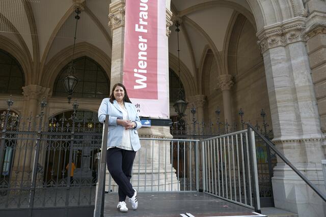 Zum Auftakt der Frauenwoche wurde eine Fahne beim Rathaus gehisst. Hier Frauenstadträtin Kathrin Gaál (SPÖ). | Foto: Maximilian Spitzauer