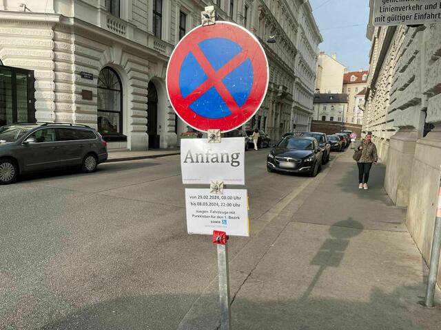 Ein Schild in der Oppolzergasse, direkt beim Café "Landtmann". | Foto: Anna-Sophie Teischl/RMW