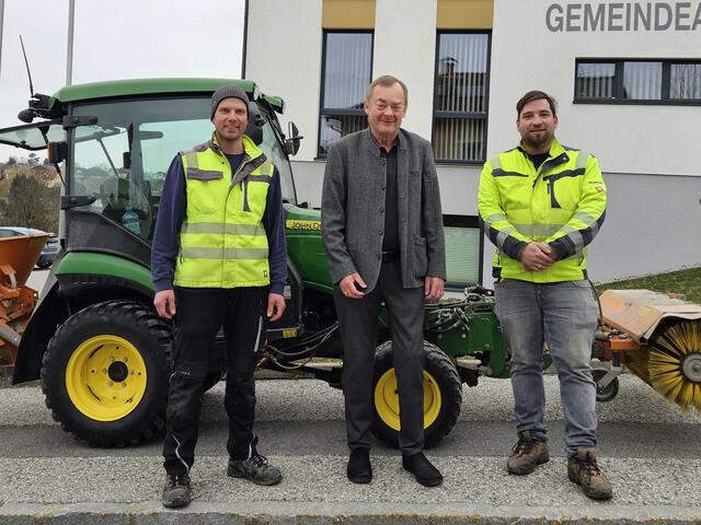 Bauhofleiter Jürgen Höchtl, Bürgermeister Josef Baireder und der neue Bauhofmitarbeiter Thomas Grengl (v.l.). | Foto: Marktgemeinde Echsenbach