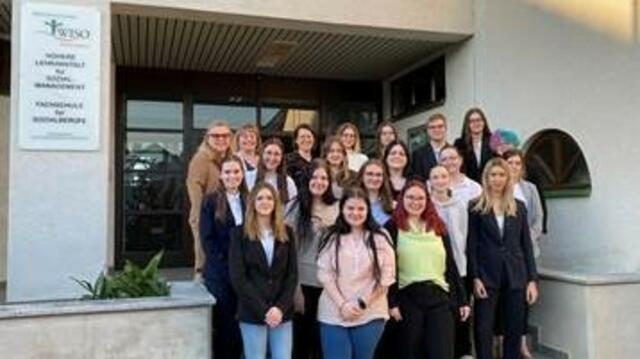 Gruppenbild mit erfolgreichen Prüflingen.