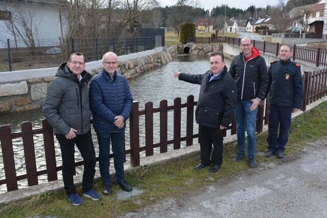 Bei der Besichtigung des sanierten Löschteiches in Jahrings: FF-Stadtrat Ing. Gerwald Gaishofer, Anrainer Erwin Winter, Bürgermeister LAbg. ÖkR Franz Mold, Ortsvorsteher Ernst Müllner und FF-Kommandant Josef Rametsteiner. | Foto: Stadtgemeinde Zwettl