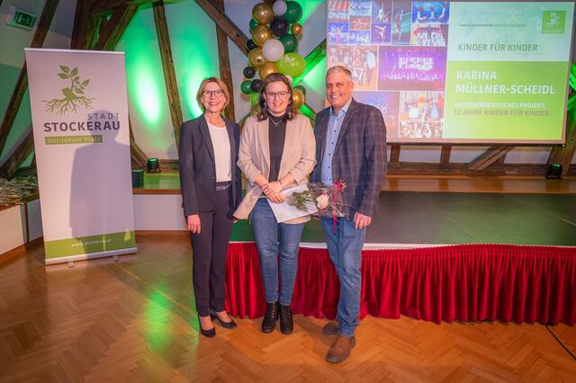 Ehrung für Karina Müllner-Scheidl: 10 Jahre Kinder für Kinder. | Foto: Stadtgemeinde Stockerau