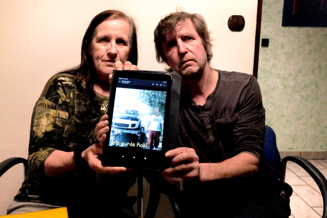 Monika und Günter Zschetsche zeigen Bilder von ihrem Franz aus einer Zeit vor dem Unfall. | Foto: Santrucek