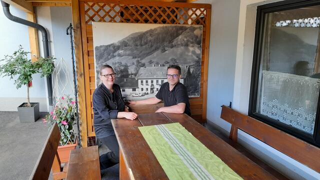 Claudia und Thomas Schoy freuen sich über den Erhalt ihres Wirthauses im Jeßnitztal. | Foto: Alfred Dorner