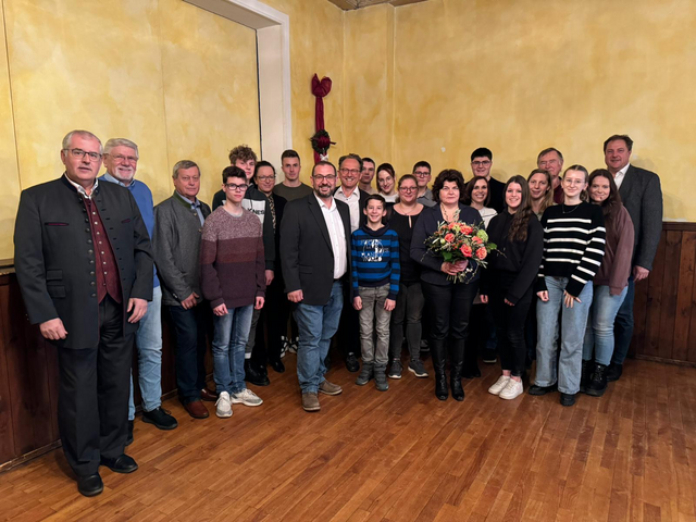 Mitglieder der Generalversammlung mit Jubilarin | Foto: Musikverein Absdorf