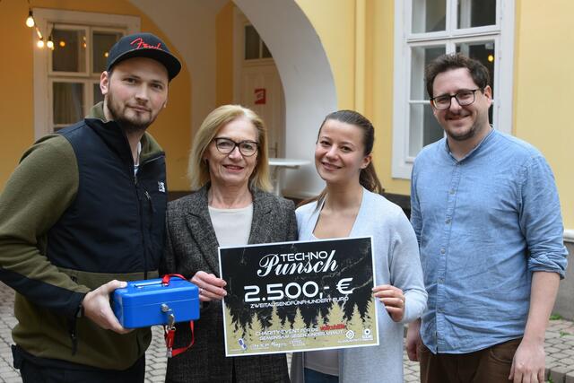 Auf dem Foto v.l.n.r: Martin Soska, Helga Fuhs, Katharina Hobiger, Gregor Unfried | Foto: Karauschek