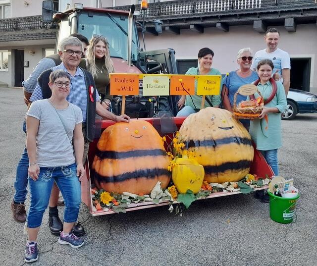 Im Vorjahr gingen Platz 1 und 3 für die Kürbisse Biene Maja und fauler Willi an die Familie Gebhardt im Ortsteil Haslau. | Foto: privat