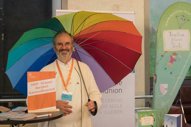 Der Völser Pfarrer Christoph Pernter ist DAHOP-Seelsorger: „Wir sind gerufen, dem Wunsch des Papstes 'Homosexuelle sind in der katholischen Kirche vorbehaltlos willkommen' ( Interview vom 04/08/2023), zu entsprechen.“