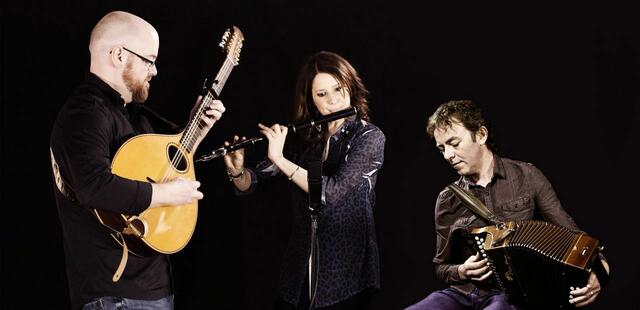 Das Trio Jones, Geremia und Byrne lassen neben traditionellen irischen Weisen auch in ihr neues Album blicken. | Foto: Weltenklang
