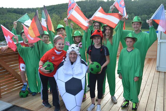 Grasski trifft Fußball bei der Startnummernauslosung in Rettenbach.