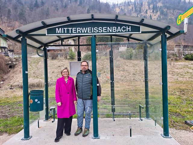 Verkehrsreferentin Bürgermeisterin Ines Schiller und Wirtschaftshofleiter Klaus Bankhammer vor dem fertiggestellten Buswartehaus in Mitterweißenbach. | Foto: Stadtgemeinde Bad Ischl