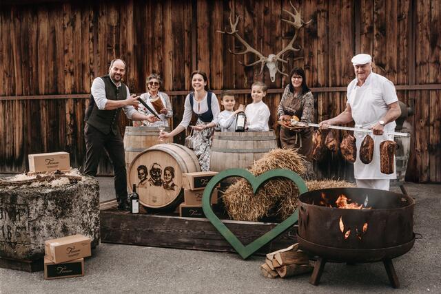 Die Großfamilie Tinnauer bringt sich gemeinsam am Buschenschank ein und sorgt damit für ein besonderers Wohlfühlerlebnis der Gäste. | Foto: Innotum