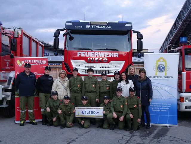 Jugendbeauftragter Alexander Kummer und seine Stellvertreterin Stefanie Kanzner, Elisabeth Sengseis, Mitglieder der Feuerwehrjugend, Edeltraud Lenhard, Margit Kircher-Demschar und Sigrid Brigola | Foto: FF Spittal/Drau