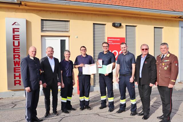 Felix Kratzer und Josef Zirkl (Bildmitte) mit Johann Holzmann, Manfred Komericky, Manfred Stütz, Marcel Kernbichler, Christian Lazarevic und Ewald Wolf. | Foto: Edith Ertl
