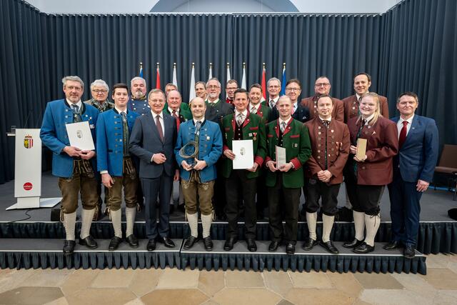 Musiker aus Ungenach, Puchkirchen, Regau, Mondsee und Atzbach nahmen die Preise von Landeshauptmann Stelzer entgegen. | Foto: Land OÖ/Peter Mayr