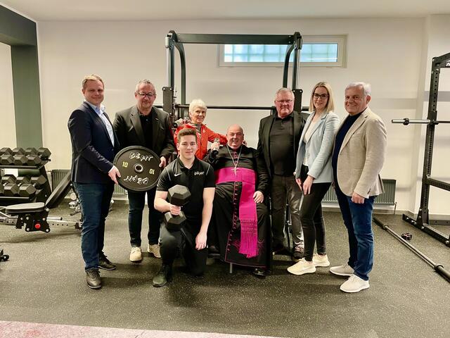 Gratulierten zur Eröffnung: Philipp Kohl, Josef Kropf, Niklas Brückler, Andrea Klarbach, Stadtpfarrer Franz Brei, Helmut Kropf, Katharina Bagdy, Josef Feitl (v.l.). | Foto: Elisabeth Kloiber