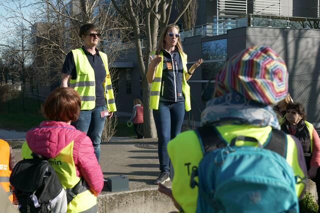 Die beiden Leiterinnen klären bei der Führung über das Projekt auf.  | Foto: Max Spitzauer