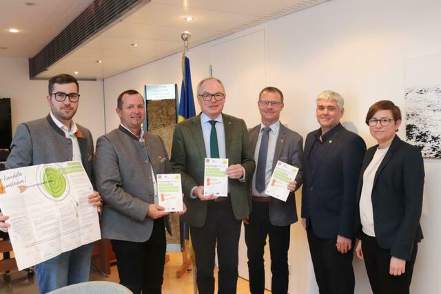 Gruppenbild vlnr: KRM Alexander Wimmer, Obmann &amp; BGM Stefan Flotz, Landeshauptfrau Stv. Stephan Pernkopf, Bgm Gerald Haasmüller, Bgm Elmar Schöberl, Projektausführende Martina Scherz (im-plan-tat Raumplanungs-GmbH &amp; Co KG.) | Foto: zVg Kleinregion Südliches Weinviertel