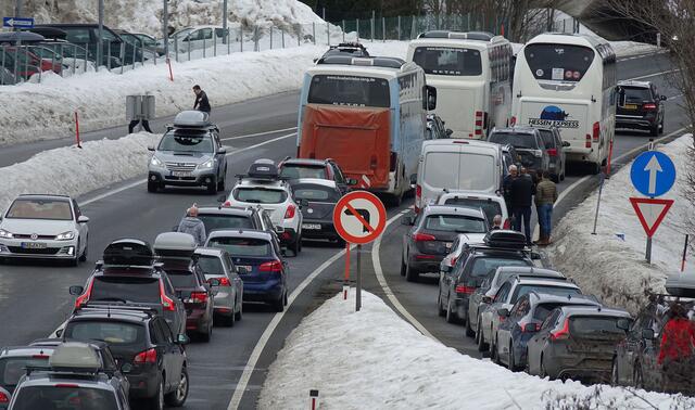 Bilder wie dieses kennt man inzwischen: An manchen Tagen geht entlang der B179 gar nichts mehr. | Foto: Archiv/Zoom Tirol