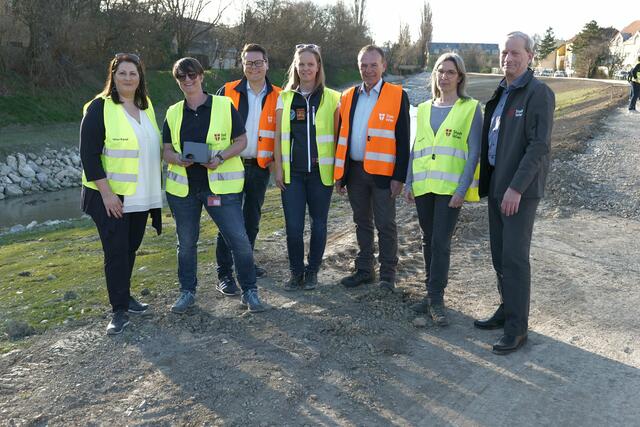 V.l.: Stadträtin Kathrin Gaál (SPÖ), Marlies Greußing (Wien Kanal), Stadtrat Jürgen Czernohorszky (SPÖ), Isabella Schild (Wiener Gewässer), der Bezirkschef von Liesing Gerald Bischof (SPÖ), Edith Nowak und Andreas Ilmer (Leitung Wien Kanal). | Foto: Max Spitzauer