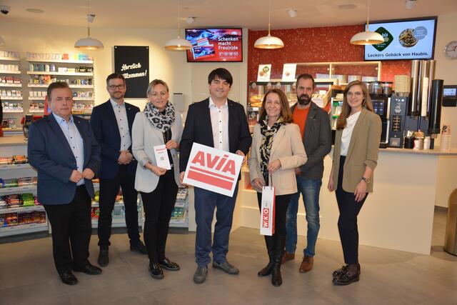 Der neu adaptierten AVIA Shop bietet für die Gäste Frühstücksmöglichkeiten (v. l.). Bürgermeister LAbg. ÖkR Franz Mold, Ing. Markus Neunteufl, Monika Prinz, Mag.(FH) Thomas Traxler, Mag. Mario Müller-Kaas und Mag. Dorothea Albrechtsberger | Foto: Stadtgemeinde Zwettl